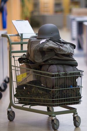 Voller Wagen mit Bekleidung und Ausrüstung bei der Einkleidung eines Rekruten. Foto: Bundeswehr/Kraatz