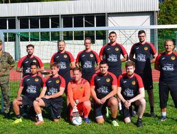 TruKa-Vorsitzender Hauptfeldwebel Sascha Schmidt (l.) überreichte der Bataillonsfußballmannschaft vom Logistikbataillon 461 einen vom Deutschen BundeswehrVerband gesponsorten Trikotsatz. Foto: TruKa LogBtl 461