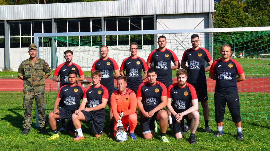 TruKa-Vorsitzender Hauptfeldwebel Sascha Schmidt (l.) überreichte der Bataillonsfußballmannschaft vom Logistikbataillon 461 einen vom Deutschen BundeswehrVerband gesponsorten Trikotsatz. Foto: TruKa LogBtl 461