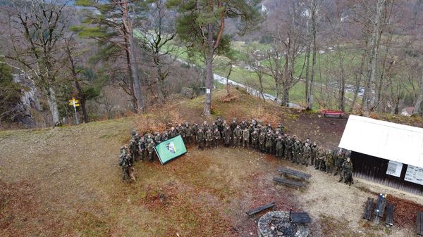 Die TruKa KpfmAbwS in Stetten a.k.M. unterstützte die Marschgruppe der Kampfmittelabwehrschule bei ihrem 14K3 – Gedenkmarsch. Foto: Robert Schmidt