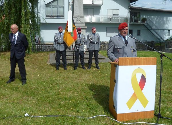 Landesvorsitzender Oberstleutnant a.D. Josef Rauch erinnerte auch am Nationalen Veteranentag in Altenstadt an die verteidigungspolitischen Herausforderungen an Politik, Gesellschaft und Bundeswehr. Foto: Manfred Ellenberger