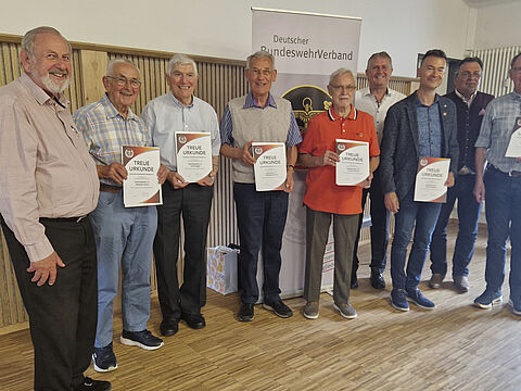Beim Grillfest ehrte KERH-Vorsitzender Toni Rathgeb zahlreiche Mitglieder für langjährige Mitgliedschaft im Deutschen BundeswehrVerband, darunter Alexander Kiener und Josef Brugger (60 Jahre), Wolfgang Hohensee (50), Herbert Hormes (60), Reiner Zschäbe  (40), Johann Brüderl (50). Fotos: ERH LL