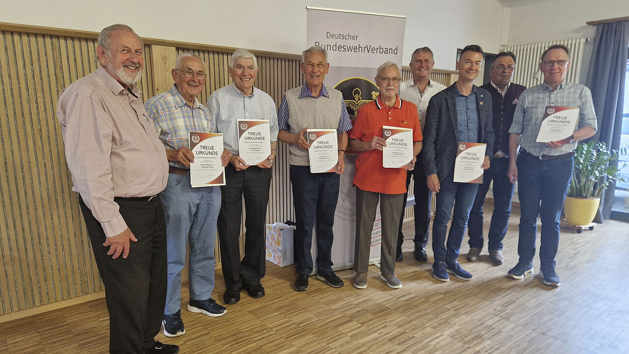Beim Grillfest ehrte KERH-Vorsitzender Toni Rathgeb zahlreiche Mitglieder für langjährige Mitgliedschaft im Deutschen BundeswehrVerband, darunter Alexander Kiener und Josef Brugger (60 Jahre), Wolfgang Hohensee (50), Herbert Hormes (60), Reiner Zschäbe  (40), Johann Brüderl (50). Fotos: ERH LL