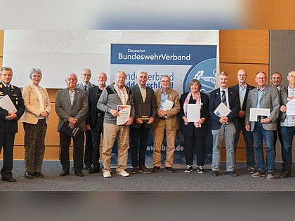 Ehrengäste, Vorsitzende im DBwV und langjährige Mitglieder der KERH Ingolstadt beim Festakt zum 55-jährigen Jubiläum – geehrt und ausgezeichnet für ihr besonderes Engagement.  Foto: Erwin Kothmayr