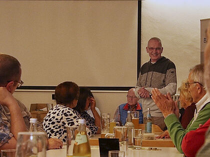 KERH-Vorsitzender Stefan Weyer begrüßte die Schafkopffreunde zum Turnier. Foto: Wolfgang Kruse