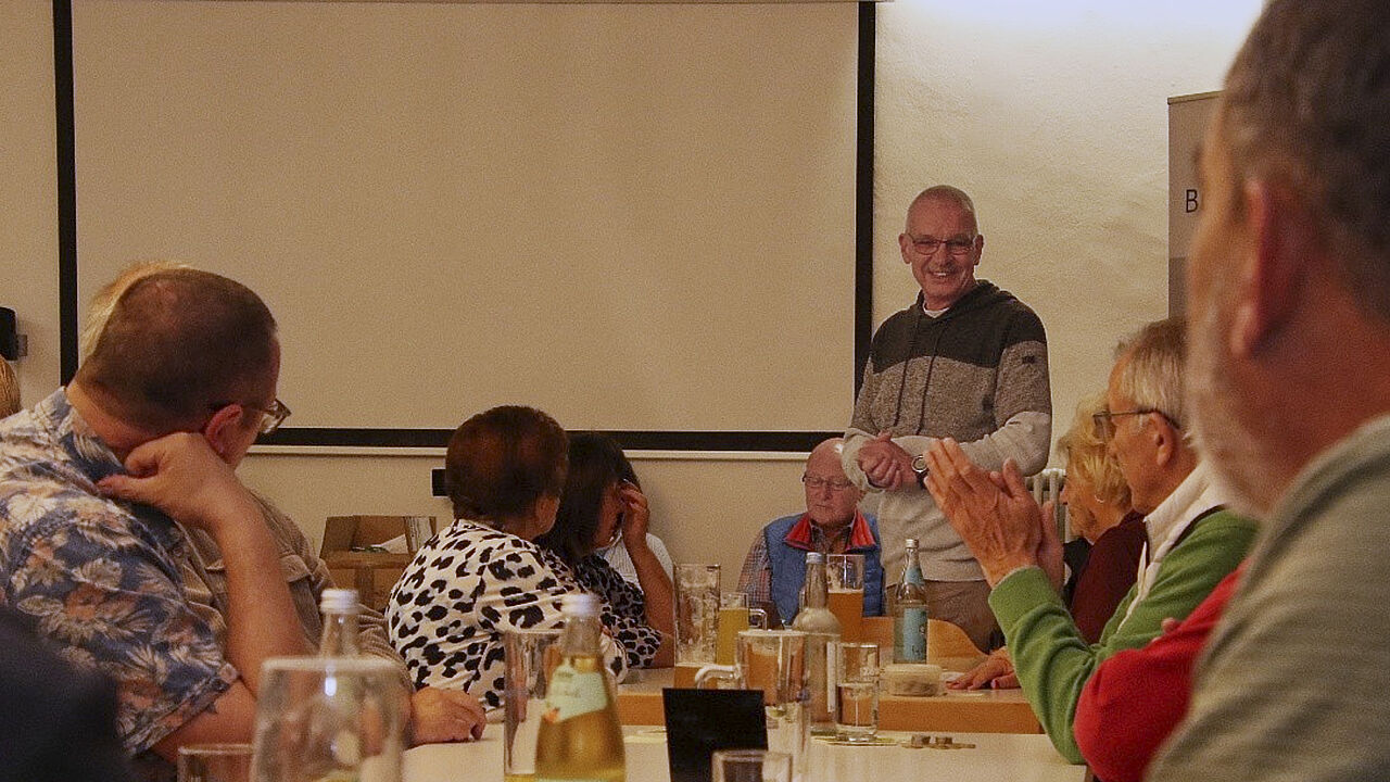 KERH-Vorsitzender Stefan Weyer begrüßte die Schafkopffreunde zum Turnier. Foto: Wolfgang Kruse