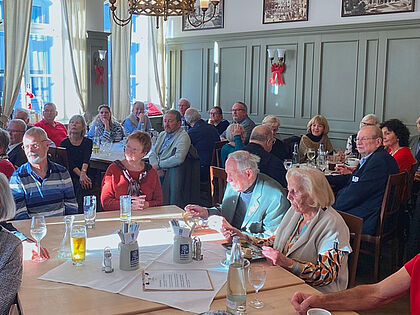 Die erfreulich hohe Teilnehmerzahl beim Jahresabschluss der KERH Augsburg erforderte spezielle Maßnahmen, um für alle Gäste angemessene Rahmenbedingungen zu gewährleisten. Foto: li