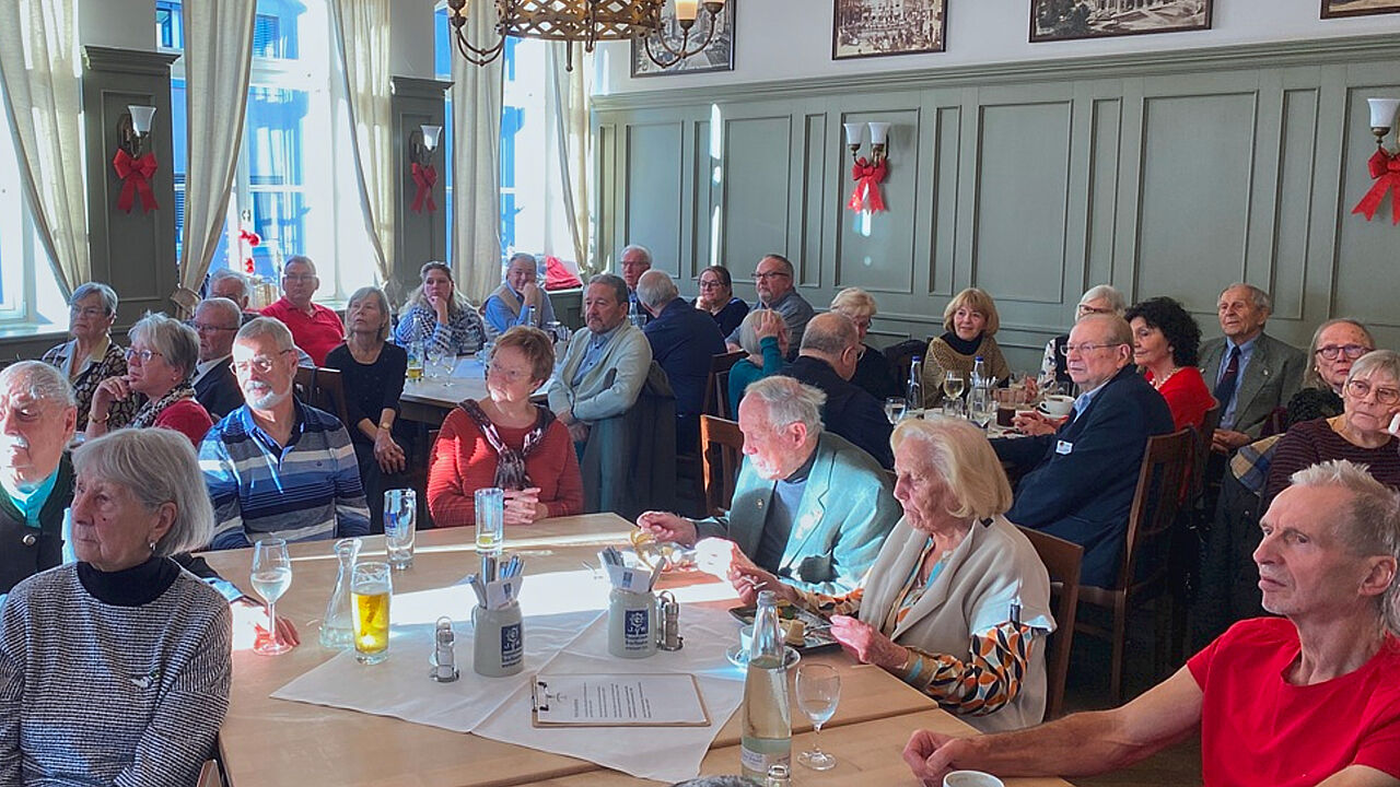 Die erfreulich hohe Teilnehmerzahl beim Jahresabschluss der KERH Augsburg erforderte spezielle Maßnahmen, um für alle Gäste angemessene Rahmenbedingungen zu gewährleisten. Foto: li