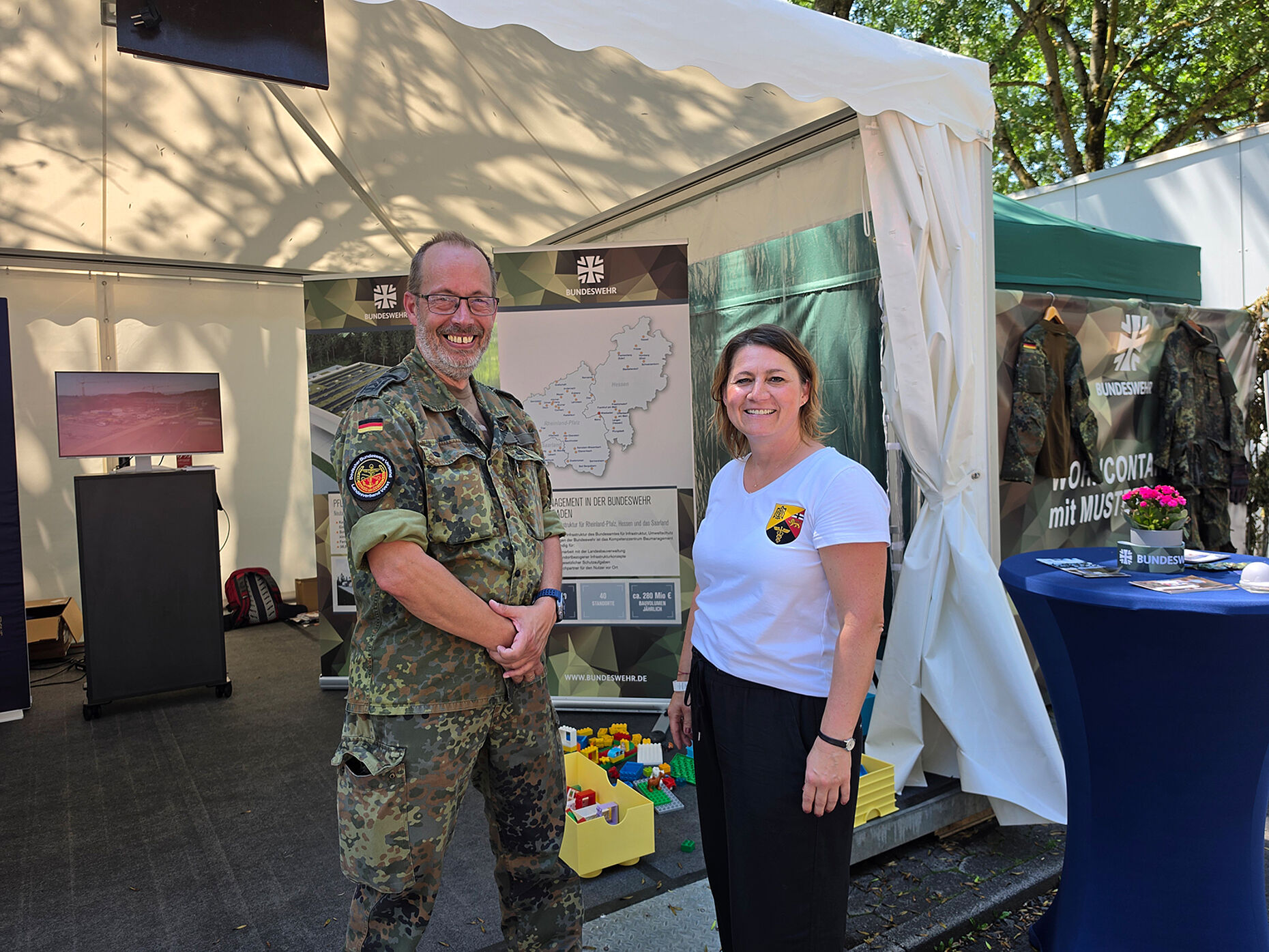 Stabsfeldwebel Volker Keil tauschte sich auch mit der Leiterin des Kompetenzzentrums Baumanagement der Bundeswehr in Wiesbaden, Direktorin Nancy Sprock-Mahlo, aus. Foto: DBwV