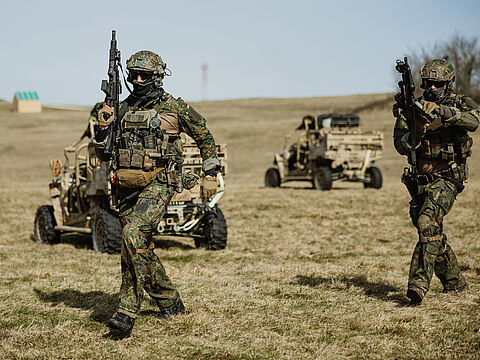 Soldaten während einer Übung in Stetten am kalten Markt: Auch Beamte, Abgeordnete und Selbstständige sollen zukünftig in die Rentenversicherung einzahlen - diesen Vorschlag machte die neue Arbeits- und Sozialministerin Bärbel Bas (SPD). Der DBwV ist eindeutig gegen den Vorschlag von Ministerin Bas. Foto: Bundeswehr/Jana Neumann