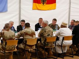 Außenminister Sigmar Gabriel (hintere Reihe, 2. vl.) mit dem DBwV-Bundesvorsitzenden André Wüstner beim Besuch in Mali Foto: DBwV