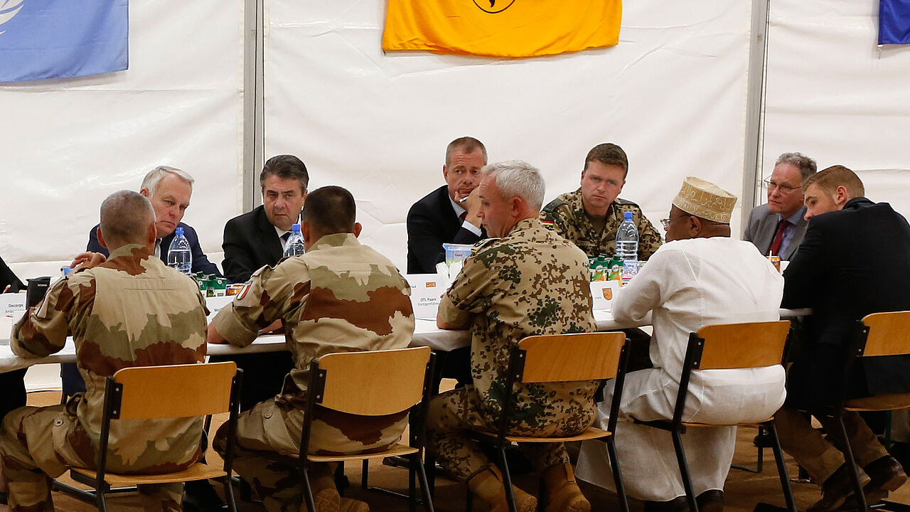 Außenminister Sigmar Gabriel (hintere Reihe, 2. vl.) mit dem DBwV-Bundesvorsitzenden André Wüstner beim Besuch in Mali Foto: DBwV
