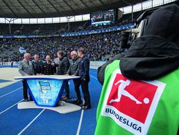 Gespräche auf der blauen Tartanbahn im Berliner Olympiastadion beim ersten Spieltag Bundeswehr & Gesellschaft 2020, den Hertha BSC organisiert hat. Foto: DBwV/Yann Bombeke