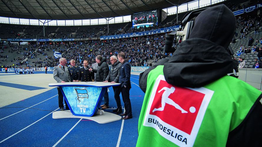 Gespräche auf der blauen Tartanbahn im Berliner Olympiastadion beim ersten Spieltag Bundeswehr & Gesellschaft 2020, den Hertha BSC organisiert hat. Foto: DBwV/Yann Bombeke
