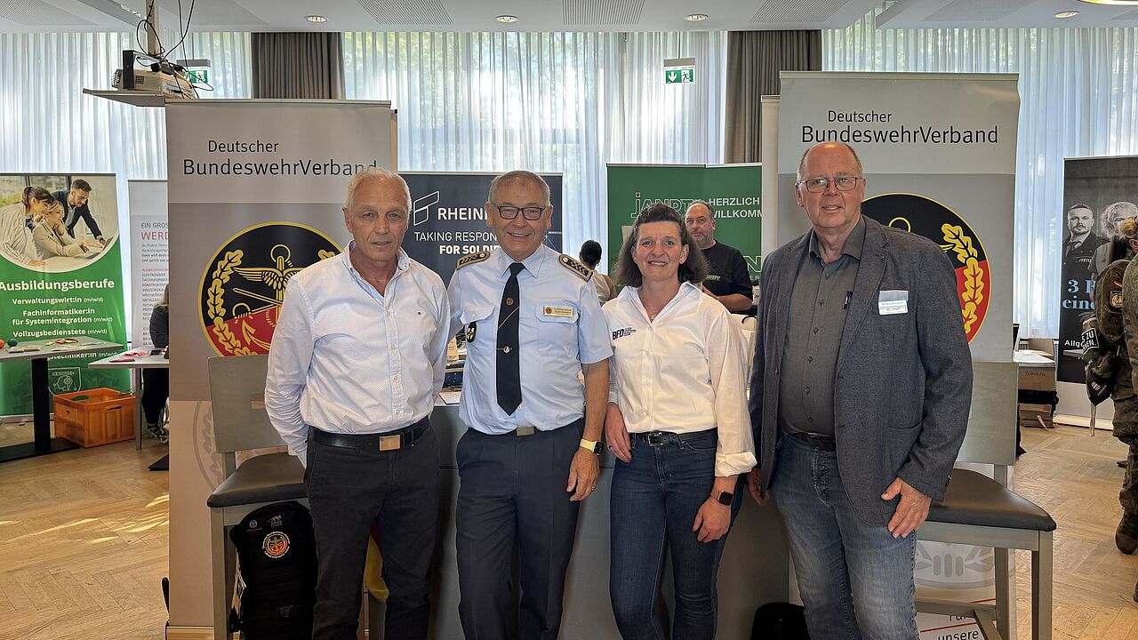 Detlef Schlingmann (ehemaliger Standortbeauftragter), Jürgen Gemmer (DBwV), Jessica Weihe (BFD Minden) und Westhoff (BFD Münster) informierten über berufliche Perspektiven und Fragen rund um das Dienstzeitende. Foto: DBwV