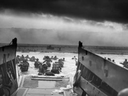 Blick aus dem Landungsboot auf Omaha Beach: Mehr als 2000 US-Soldaten fanden am 6. Juni 1944 dort den Tod. Dennoch glückte die alliierte Landungsoperation in der Normandie, innerhalb kurzer zeit konnte ein Brückenkopf gesichert werden. Foto: CPHoM Robert F. Sargent