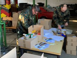 Oberstleutnant Pospischil (l) und Hauptmann Michael Schauer beim Beschriften. Foto: DBwV/Koch