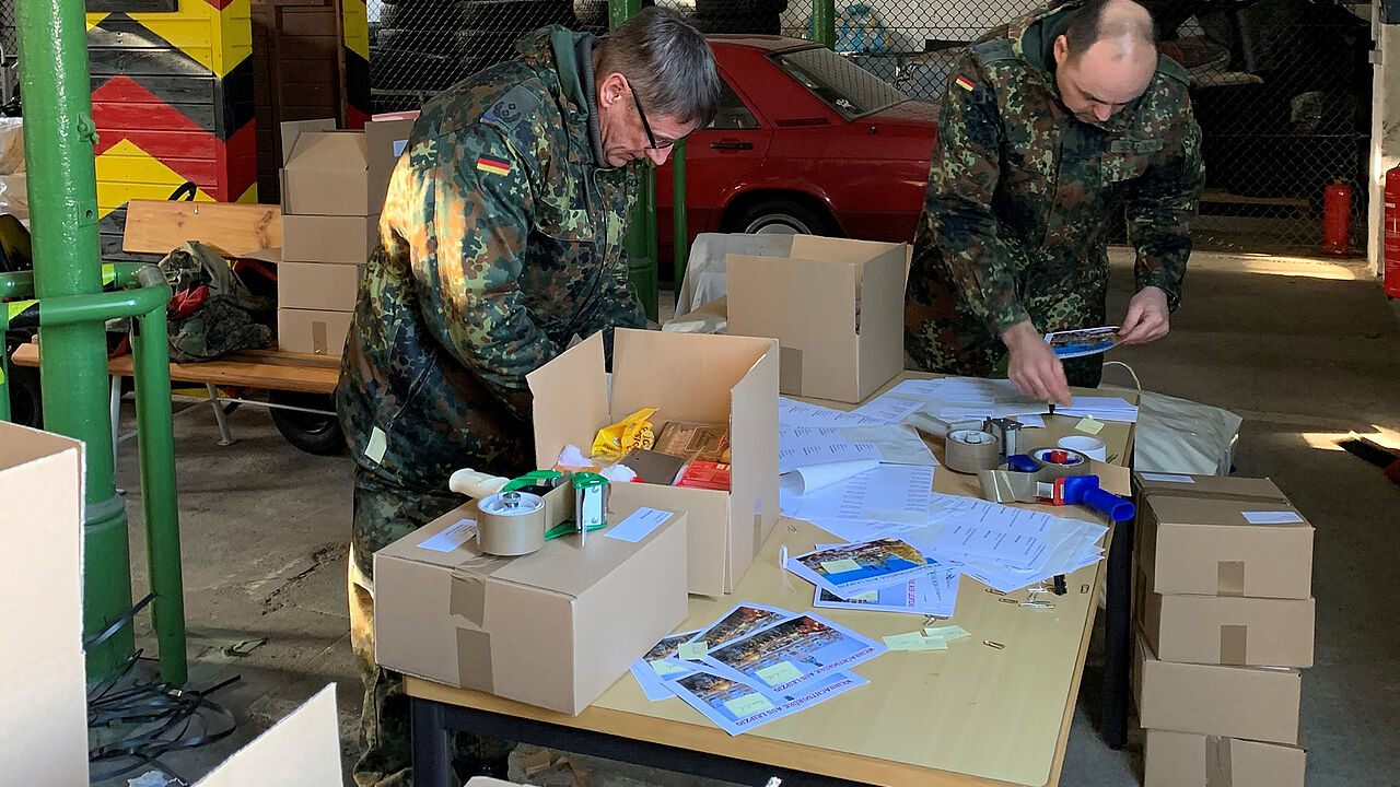 Oberstleutnant Pospischil (l) und Hauptmann Michael Schauer beim Beschriften. Foto: DBwV/Koch