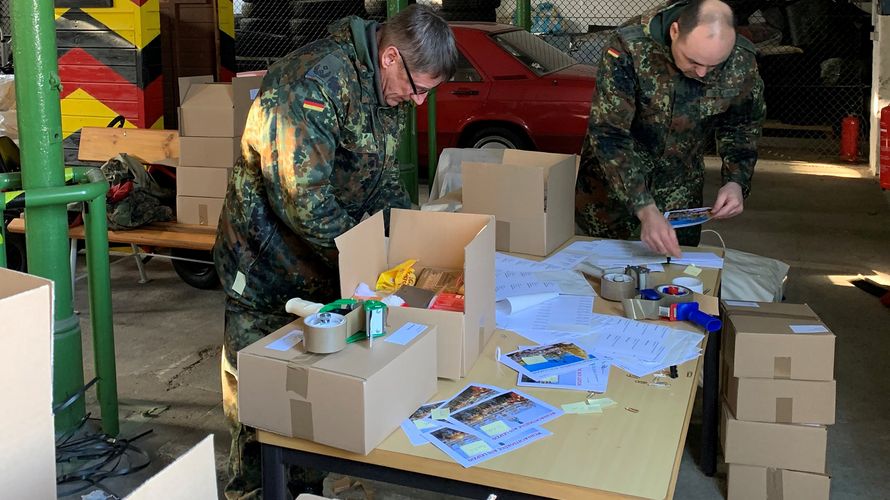 Oberstleutnant Pospischil (l) und Hauptmann Michael Schauer beim Beschriften. Foto: DBwV/Koch