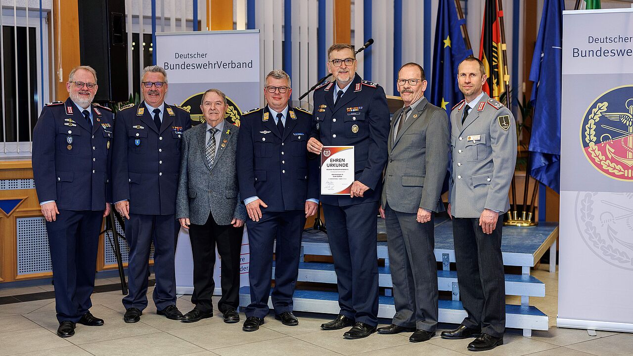 Auch Auszeichnungen wurden am Rande des Empfangs vollzogen: Oberstleutnant i. G. Falk Neutzer (von links), Oberstabsfeldwebel Klaus Sattler, Hauptfeldwebel d. R. Walter Kuschel, Oberstleutnant Martin Schulz, Oberstleutnant i. G. Guido Gleißner, Hauptmann a. D. Wolfgang Bender, Oberstleutnant Kai Schlegel. Foto: StOKa Kalkar