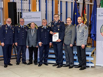 Auch Auszeichnungen wurden am Rande des Empfangs vollzogen: Oberstleutnant i. G. Falk Neutzer (von links), Oberstabsfeldwebel Klaus Sattler, Hauptfeldwebel d. R. Walter Kuschel, Oberstleutnant Martin Schulz, Oberstleutnant i. G. Guido Gleißner, Hauptmann a. D. Wolfgang Bender, Oberstleutnant Kai Schlegel. Foto: StOKa Kalkar