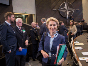 In Erklärungsnot: Ursula von der Leyen beim Treffen der Nato-Verteidigungsminister in Brüssel. Foto: Nato