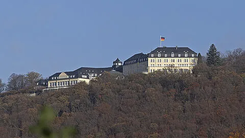 Das Steigenberger Grandhotel auf dem Petersberg in Königswinter, seit vielen Jahren Schauplatz der Petersberger Gespräche. Foto: picture alliance/imageBROKER/Siegfried Kuttig