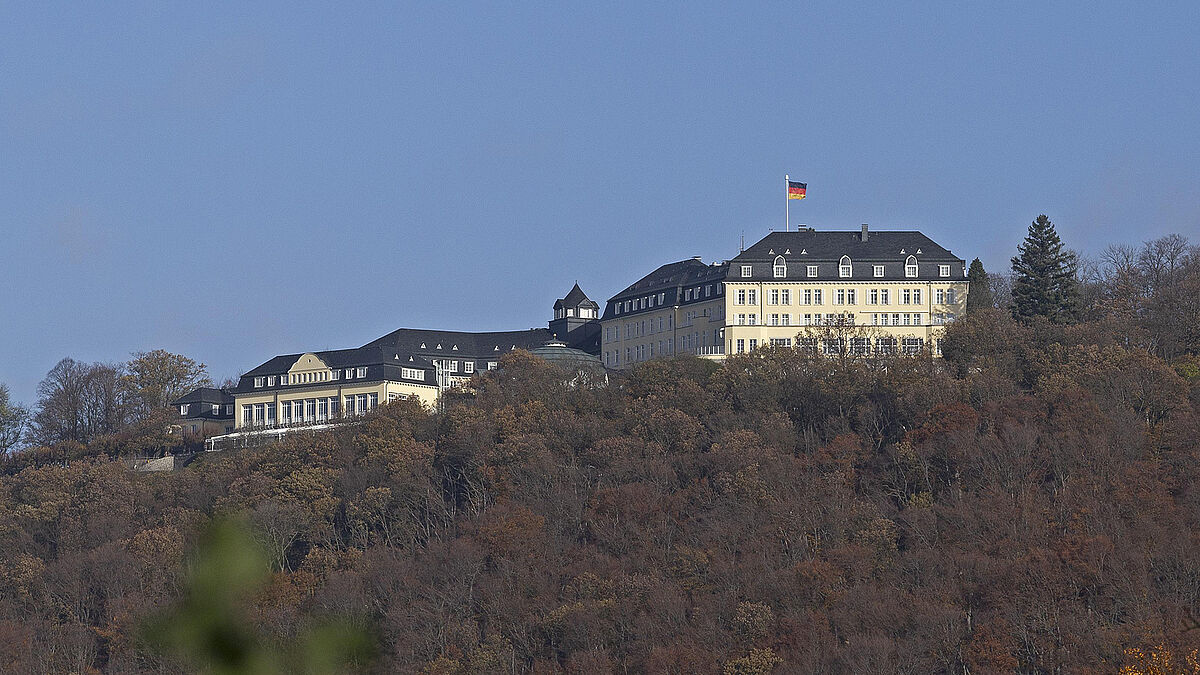 Das Steigenberger Grandhotel auf dem Petersberg in Königswinter, seit vielen Jahren Schauplatz der Petersberger Gespräche. Foto: picture alliance/imageBROKER/Siegfried Kuttig