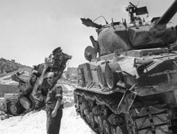Eine Szene aus dem Sechs-Tage-Krieg: Ein Sherman-Panzer der israelischen Armee vor einem zerstörten Panzer der arabischen Gegner – der schnelle Krieg und der schnelle Sieg im Juni 1967 begründeten den Mythos der Unbesiegbarkeit der Truppen mit dem Davidstern. Foto: Picture Alliance