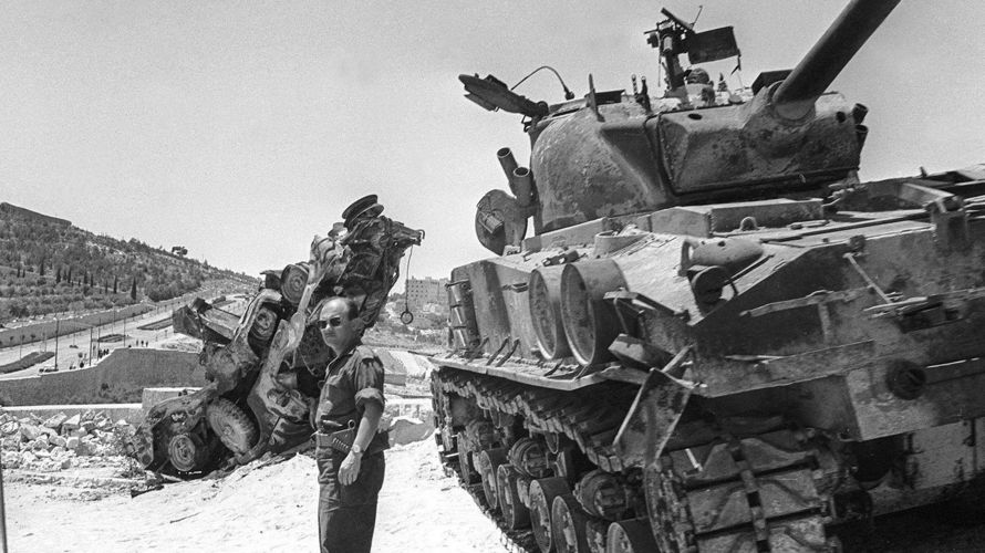 Eine Szene aus dem Sechs-Tage-Krieg: Ein Sherman-Panzer der israelischen Armee vor einem zerstörten Panzer der arabischen Gegner – der schnelle Krieg und der schnelle Sieg im Juni 1967 begründeten den Mythos der Unbesiegbarkeit der Truppen mit dem Davidstern. Foto: Picture Alliance
