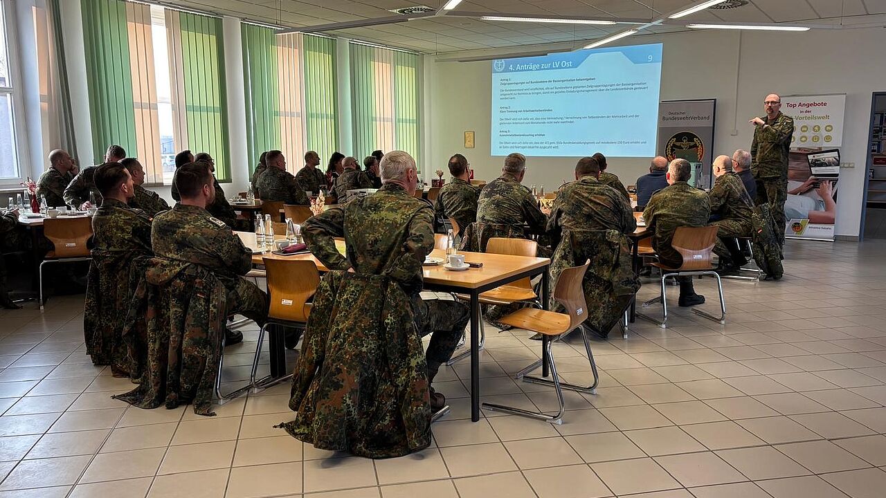 Hauptmann Christian Weber, Vorsitzender der TruKa KdoH stellte den Mitgliedern die eingegangenen Anträge vor. Foto: Jasmin Simon