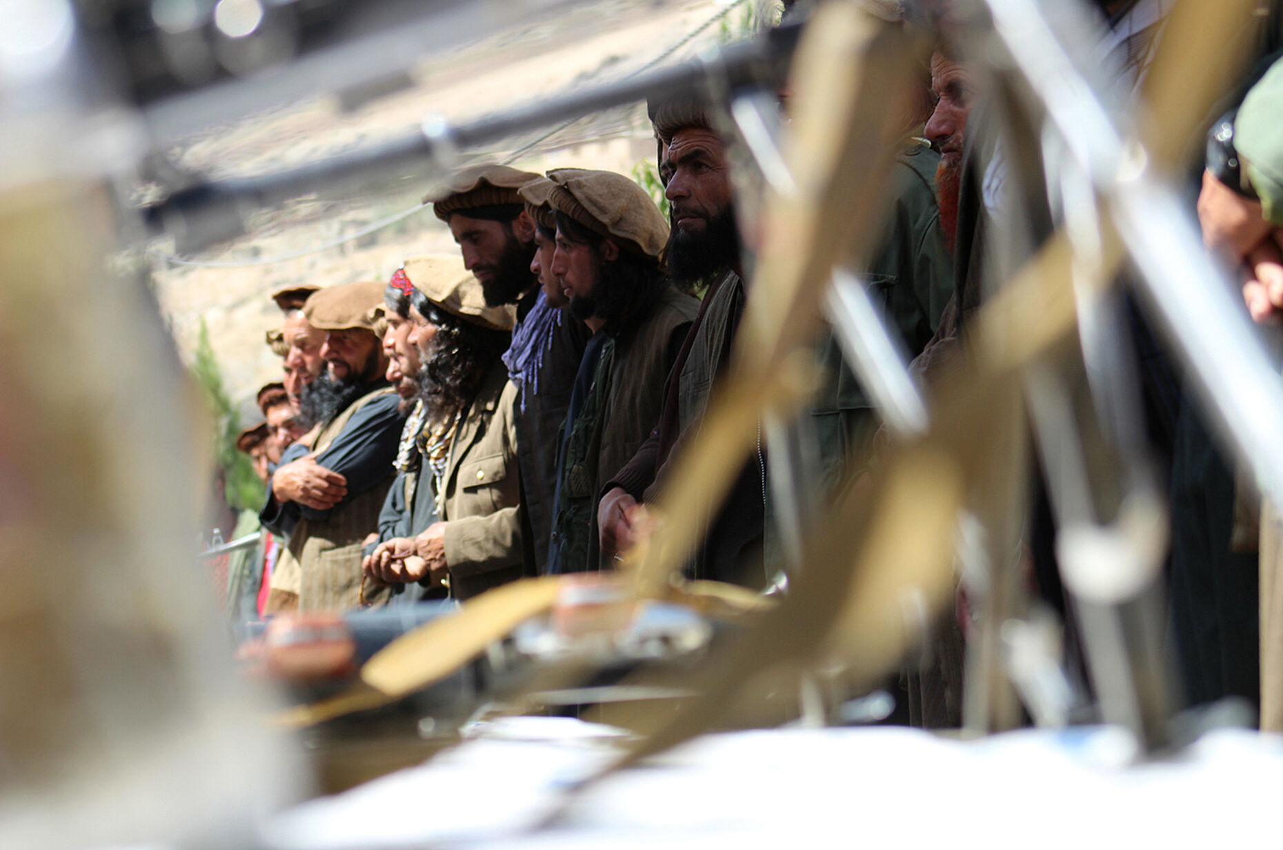 Seltenes Vorkommnis: Eine Gruppe von Taliban in der Provinz Badakhshan hat ihre Waffen abgelegt. Foto: picture alliance/NurPhoto