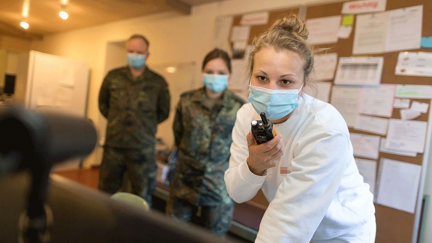 Bis zu 15.000 Soldatinnen und Soldaten in Bereitschaft - die Bundeswehr habe im Rahmen der Corona-Krise "Herausragendes" geleistet, so die Verteidigungsministerin. Foto: Jonas Weber