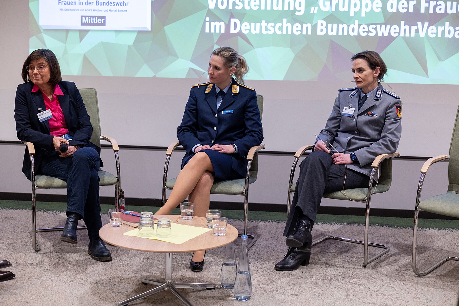 Das Panel mit Oberfeldarzt Tamara Pace-Ross (v.r.n.l.), Hauptmann Maria Holz und Prof. Dr. Maja Apelt von der Universität Potsdam.