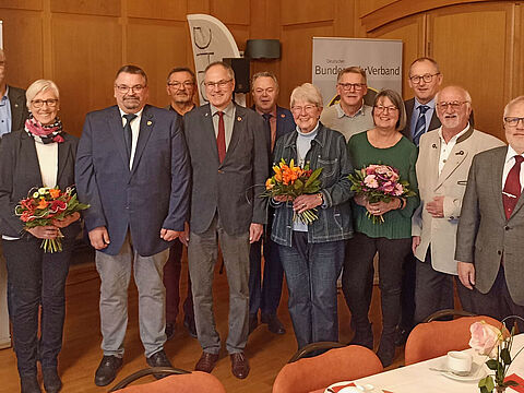 Der neue Vorstand: Wilhelm Gellings (v.l.), Gertrud Gellings, Friedel Wegner, Günther Christmann, Frank Oberbeck, Manfred Odendahl, Helga Firla, Hans-Peter Titze, Gabriele Krömer, Reinhard Krömer, Günther Goth, Heinrich Petersen. Foto: we