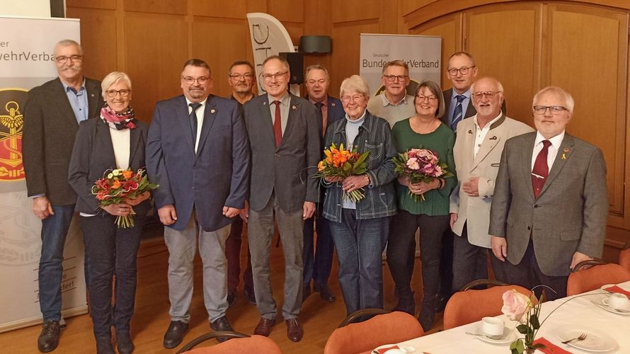 Der neue Vorstand: Wilhelm Gellings (v.l.), Gertrud Gellings, Friedel Wegner, Günther Christmann, Frank Oberbeck, Manfred Odendahl, Helga Firla, Hans-Peter Titze, Gabriele Krömer, Reinhard Krömer, Günther Goth, Heinrich Petersen. Foto: we