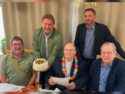Ein besonderer Moment: Hauptmann a.D. Alfred Hastreiter (Mitte) nimmt voller Freude seine Geburtstagstorte zum 100. Ehrentag entgegen, überreicht vom KERH-Vorsitzenden Michael Lipp (2.v.l.), mit dabei: Alexander Menzel, Leiter des Seniorenzentrums Servatius. Foto: li