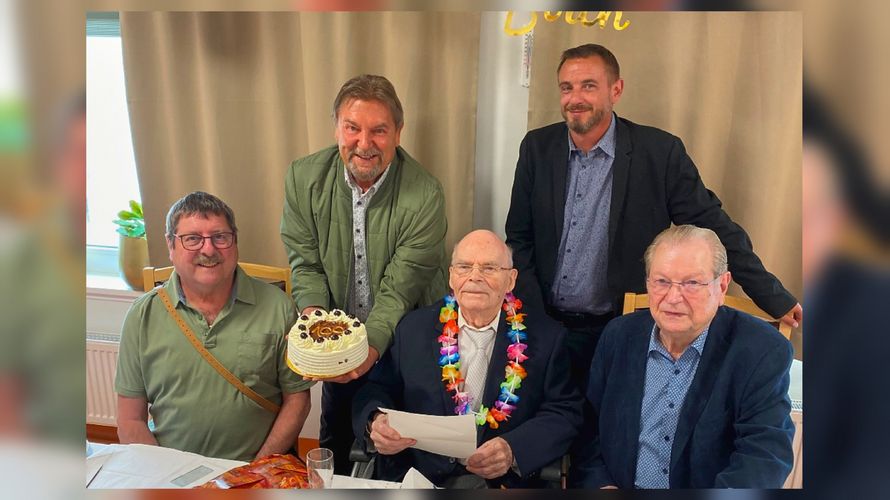 Ein besonderer Moment: Hauptmann a.D. Alfred Hastreiter (Mitte) nimmt voller Freude seine Geburtstagstorte zum 100. Ehrentag entgegen, überreicht vom KERH-Vorsitzenden Michael Lipp (2.v.l.), mit dabei: Alexander Menzel, Leiter des Seniorenzentrums Servatius. Foto: li