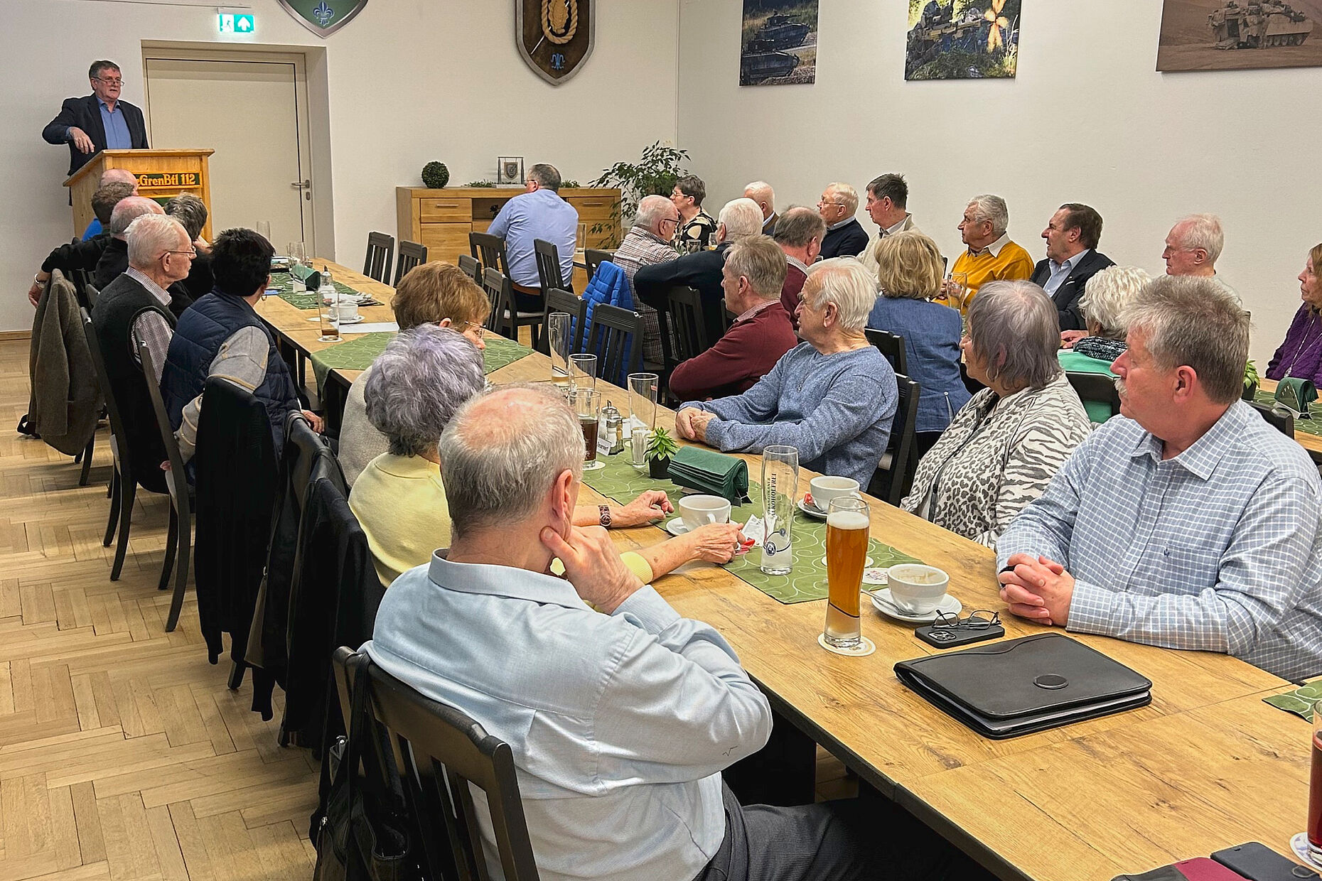 Die Mitglieder informierten sich aufmerksam über verbandspolitische Themen, die Oberstabsfeldwebel a.D. Bernhard Hauber als Vorsitzender ERH im Landesverband vorstellte. Foto: M. Hauf
