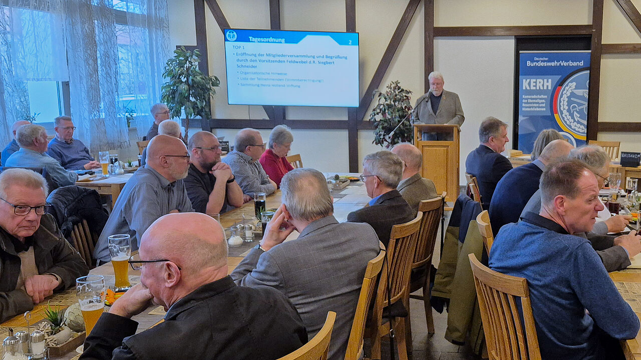Vorsitzender Feldwebel d.R. Siegbert Schneider eröffnete die Wahlversammlung der Kameradschaft ERH Würzburg-Veitshöchheim mit seinem Rechenschaftsbericht. Foto: Roland Stengl