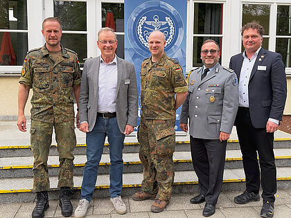 Bezirksvorsitzender Oberstleutnant Daniel Brunner mit dem geschäftsführenden Vorstand der StoKa München: Stabshauptmann a.D. Günther Schmitt, Hauptfeldwebel Steffen Scholz, Vorsitzendem Stabsfeldwebel Mirko Lange, Hauptmann d.R. Sebastian Raguse. Foto: Melanie Haschberger