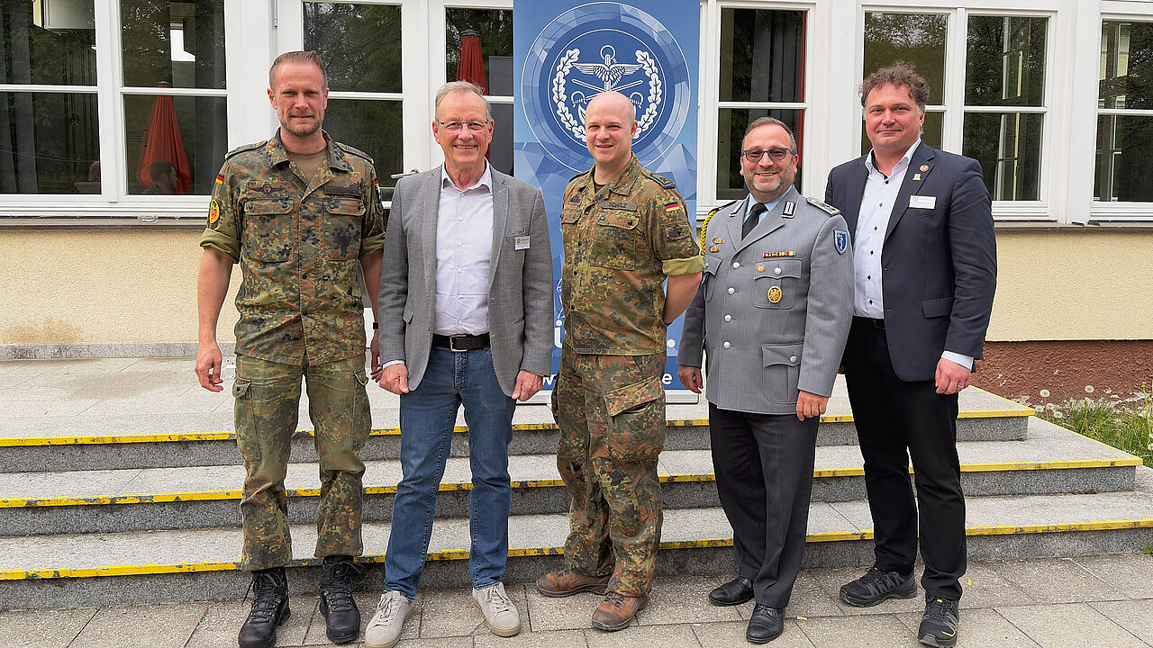 Bezirksvorsitzender Oberstleutnant Daniel Brunner mit dem geschäftsführenden Vorstand der StoKa München: Stabshauptmann a.D. Günther Schmitt, Hauptfeldwebel Steffen Scholz, Vorsitzendem Stabsfeldwebel Mirko Lange, Hauptmann d.R. Sebastian Raguse. Foto: Melanie Haschberger