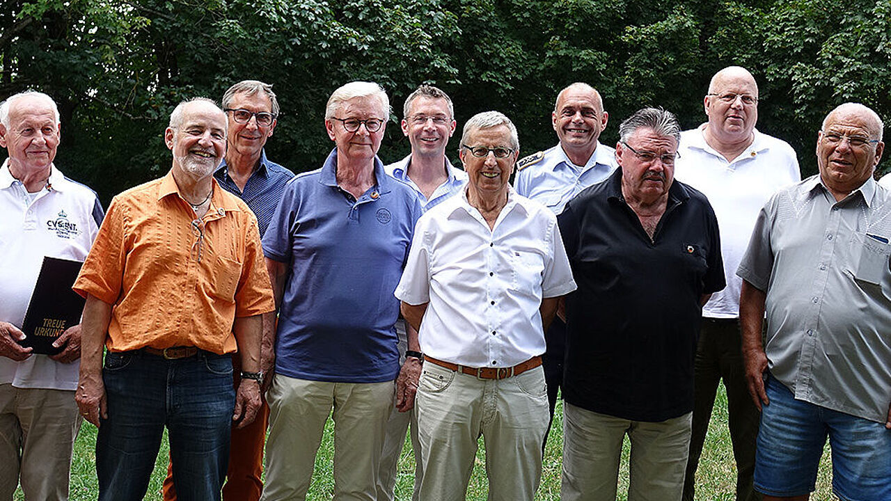 Vorsitzende Willmes, Schneider und Stärk mit Gästen und geehrten Mitgliedern. Foto: DBwV/Werner Hasch