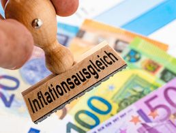 Das Landesarbeitsgericht Düsseldorf hat entschieden, das Inflationsausgleich für Tarifbeschäftigte in Elternzeit nicht zu zahlen ist. Revision gegen das Urteil ist möglich. Foto: picture alliance/Chromorange/Michael Bihlmayer