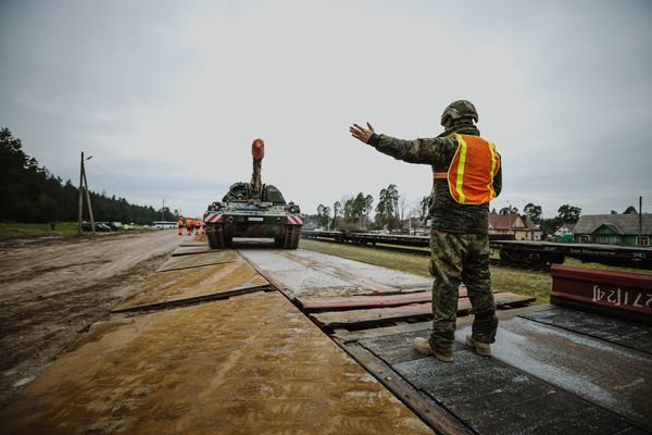 Soldaten entladen Panzerhaubitzen 2000 von Bahnwaggons in Litauen für eine Übung. Foto: Bundeswehr/Jana Neumann