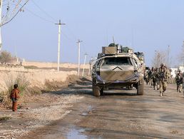 Soldaten der Schutzkompanie suchen im Dezember 2009 bei Tschahar Darah nach Minen. Wenige Monate zuvor war Sergej Motz in dieser Gegend gefallen. Foto: Bundeswehr/Schöffner