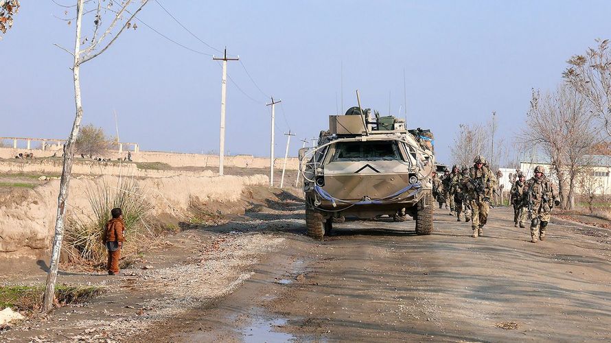 Soldaten der Schutzkompanie suchen im Dezember 2009 bei Tschahar Darah nach Minen. Wenige Monate zuvor war Sergej Motz in dieser Gegend gefallen. Foto: Bundeswehr/Schöffner