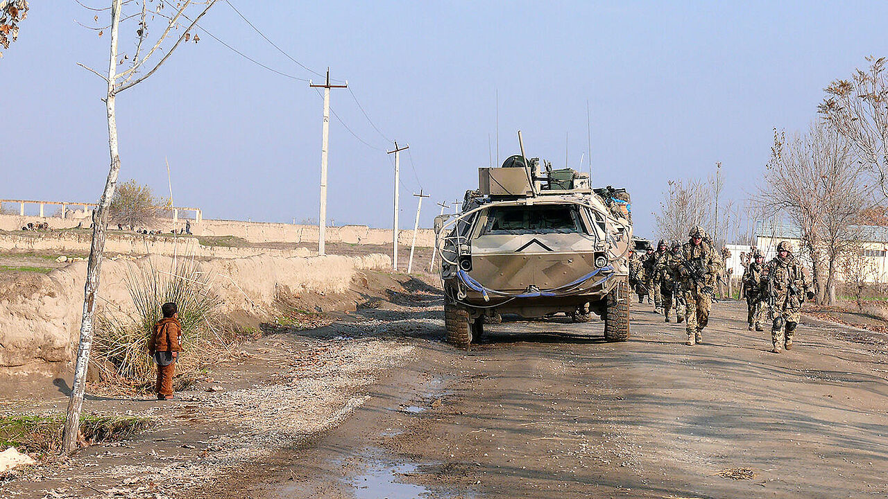 Soldaten der Schutzkompanie suchen im Dezember 2009 bei Tschahar Darah nach Minen. Wenige Monate zuvor war Sergej Motz in dieser Gegend gefallen. Foto: Bundeswehr/Schöffner