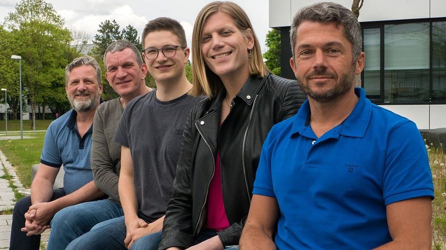 Das Vorstandsteam: Frank Gertz (v. .l.), Ansprechpartner für HIV & STD, Rainer F. Rose, Mitgliederverwaltung & Finanzen, Vorsitzender Sven Bäring, stellvertretende Vorsitzende Anastasia Biefang und Pressesprecher Jens Marschner. Foto: AHsAB