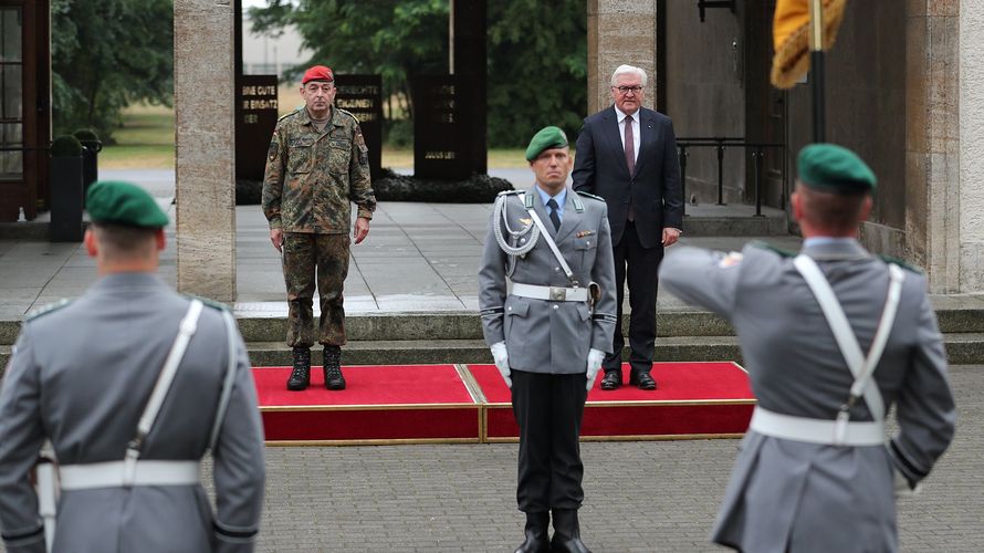 Generalmajor Carsten Breuer beim Besuch von Bundespräsident Frank-Walter Steinmeier beim Kommando Territoriale Aufgaben in Berlin im vergangenen Juni. Einem Medienbericht zufolge soll Breuer die Leitung des Corona-Krisenstabs der neuen Regierung übernehmen. Foto: Streitkräftebasis/Twitter